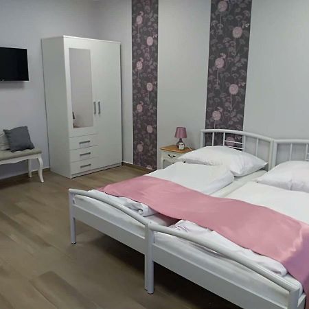 Alma Vendeghaz Hotel Veszprem Exterior photo