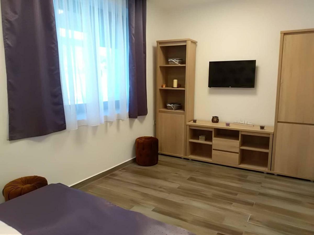 Alma Vendeghaz Hotel Veszprem Exterior photo